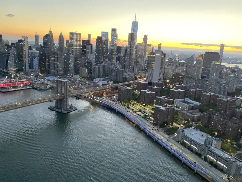 The East River, the Brooklyn Bridge and the Manhattan skyline at sunset
